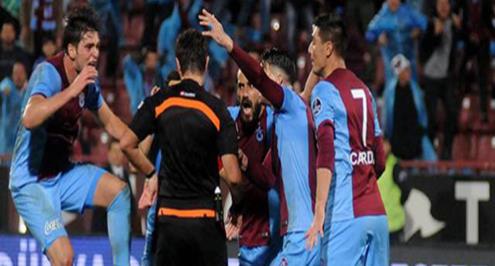 بالفيديو.. رئيس نادي يحبس حكم ويرفض إخراجه إلا بقرار رئاسي